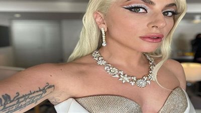 ليدي جاجا تستفز شرطة الموضة بعد ظهورها في Criticschoice Awards
