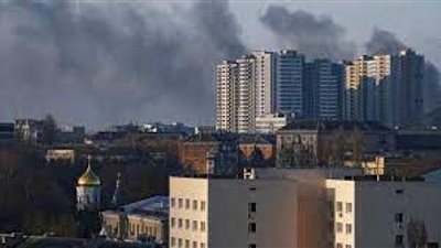 قتيلان في قصف روسي استهدف مبنى سكنيا في كييف