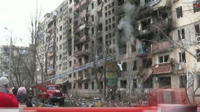 شاهد.. لحظة قصف الجيش الروسي مبنى سكني في أوكرانيا