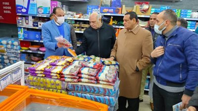 محافظ البحيرة ضبط سكر مجهول المصدر وسلع منتهية الصلاحية بإحدى السلاسل التجارية