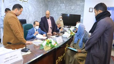 نائب محافظ سوهاج والسكرتير المساعد يلتقون 100 مواطن لبحث مطالبهم وحل شكواهم