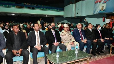 محافظ الفيوم يفتتح معرضاً للفن التشكيلي ويشهد عرض فني للفنون الشعبية بقصر الثقافة
