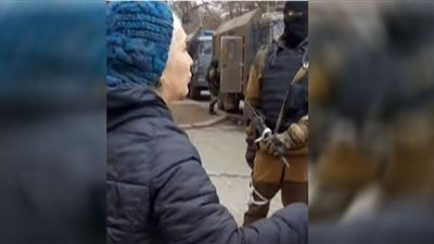 شاهد.. مسنة أوكرانية تصرخ في وجه الجنود الروس وتطالبهم بالرحيل