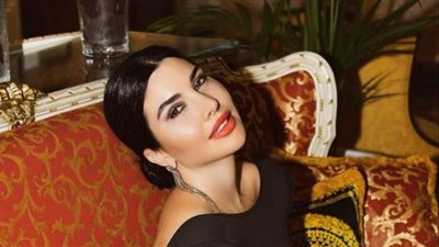 بفستان كورسيه.. لاميتا فرنجية تستعرض رشاقتها بخصر منحوت