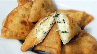 مقبلات رمضانية.. طريقة عمل سمبوسك برقائق الذرة بحشو ميكس جبن