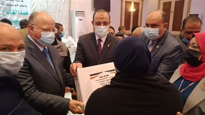 محافظ القاهرة يقوم بتدشين مبادرة هدية الرئيس لتوزيع ٢٥٠ ألف كرتونة