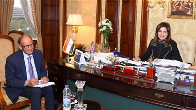وزيرة الهجرة تشيد بجهود هاني عازر في الإعداد لمؤتمر 