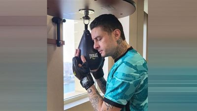 أحمد الفيشاوي يثير الجدل بتقبيله للكلب.. ومتابع: 