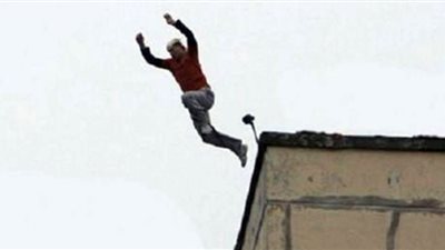 دفن جثة سائق لقى مصرعه أثناء تركيب طبق 