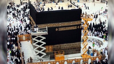 استبدال كسوة الكعبة.. أين تذهب القديمة بعد تغييرها؟