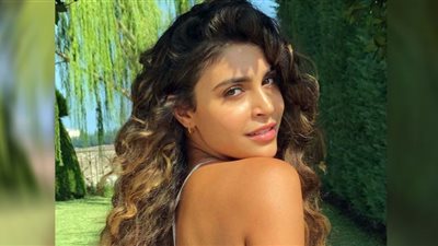 ملكة جمال لبنان 2022 ياسمينا زيتون تخطف الأنظار بفستانها المبهج (صور)