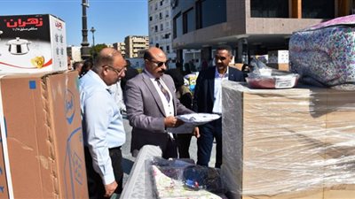 محافظ أسوان يسلم 5 آلاف جنيه وأجهزة كهربائية لعدد من العرائس