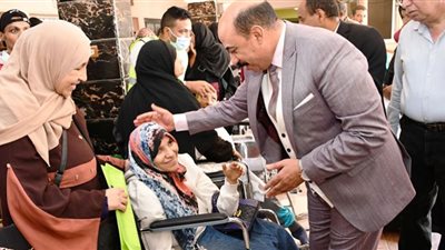 محافظ أسوان يتفقد القافلة الطبية للأطراف الاصطناعية