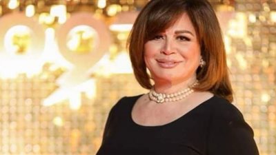 إلهام شاهين بمكياج لافت أمام الكعبة