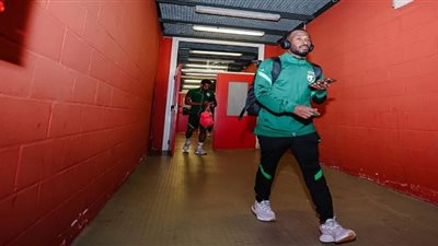 وصول لاعبي السعودية إلى ملعب المباراة استعدادًا لأمريكا «صور»