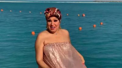 فيفي عبده ترقص بفستان حمَّام البحر والجمهور يوبخها (فيديو)