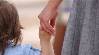 بالقانون.. حالات إسقاط الحضانة عن الأم