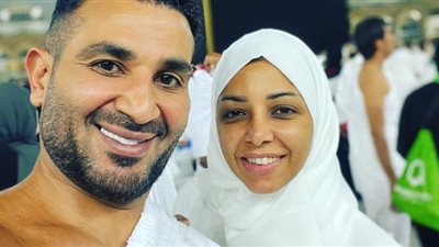 أحمد سعد وزوجته يؤديان مناسك العمرة.. صور
