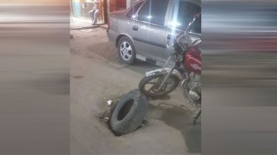 بلاعات الصرف الصحي بمدينة الزرقا بدمياط مغطاه بإطارات السيارات