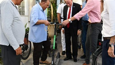 محافظ جنوب سيناء يعاين السكوتر والدراجات الكهربائية ضمن استعدادات مؤتمر تغير المناخ