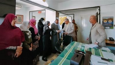 صرف منح رعاية اجتماعية وصحية للعمالة غير المنتظمة بالمنوفية