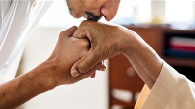 حكم تقبيل الميت