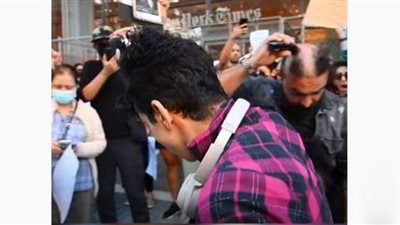 نشطاء يحلقون رؤوسهم تضامناً مع مهسا أميني في نيويورك (شاهد)