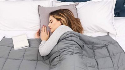 البطانيات الثقيلة تعززالنوم الجيد