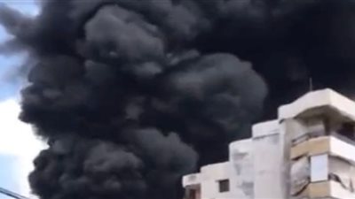 الدخان الأسود يغطي المقاطعات الجنوبية لبيروت بسبب حريق حاوية تخزين (فيديو)