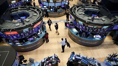 الأسهم الأمريكية تغلق منخفضة بسبب مخاوف برفع أسعار الفائدة