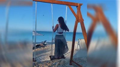من المرجيحة.. زينة تتواصل مع جمهورها (فيديو)