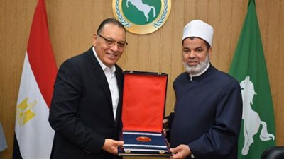 محافظ الشرقية يُكرم مدير المنطقة الأزهرية لبلوغه سن للمعاش