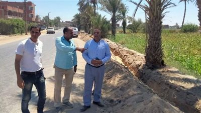 تمهيدا لتوسعة الطريق.. استمرار أعمال فصل الحد بطريق إطسا الفيوم