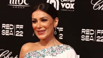 إنجي المقدم تطل بالأبيض في العرض الخاص لفيلم 