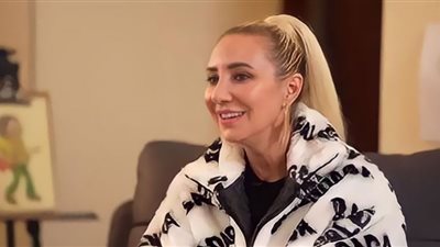 آمون ستار تخضع لجلسة تصوير في الهرم الأسود (صور)