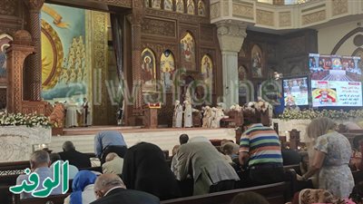 السجود والتضرع إلى الله يتصدر احتفالية الأقباط بالكاتدرائية المرقسية (شاهد)