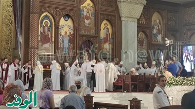 الأقباط يبدأون طقس المناولة المقدسة حُفاة الأقدام (شاهد)