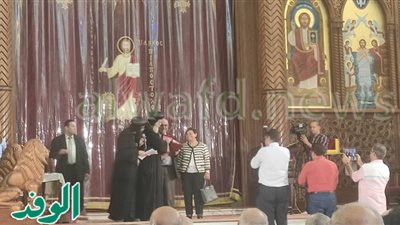 البابا تواضروس يكرم المطارنة والأساقفة على خدمتهم للأقباط (شاهد)