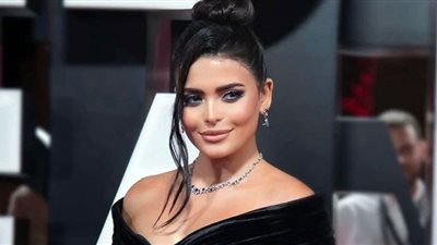 أسماء جلال تشعل السجادة الحمراء بالأسود المكشوف.. شاهد