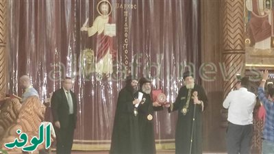 الأنبا رافائيل يتسلم درع تكريم أسقف الشباب (صور)