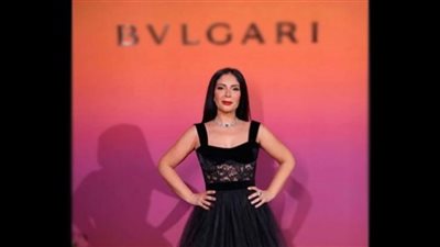 منى زكي تبهر العيون بالقطيفة والدانتيل الشفاف