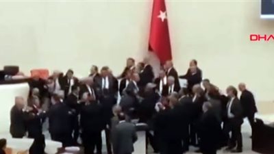 امتحانات مفاجئة لطالبات ثانوي فى طالبان| فيديو