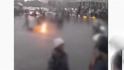 محتجون إيرانيون يشعلون النار في دراجة شرطة (شاهد)