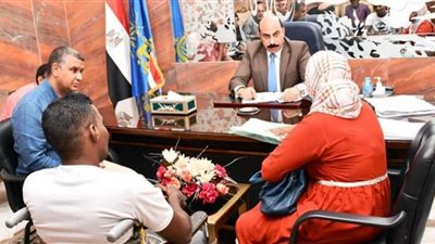 محافظ أسوان يستمع لشكاوى ومطالب 30 مواطن