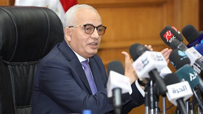 توزيع دليل استذكار على طلاب الثانوية العامة 2023