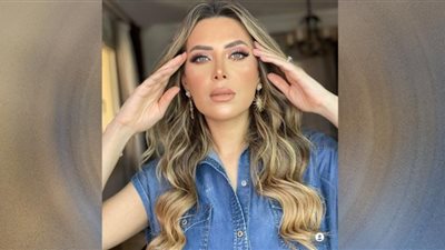 هبة عبدالعزيز تخطف الأضواء بمكياج ترابي