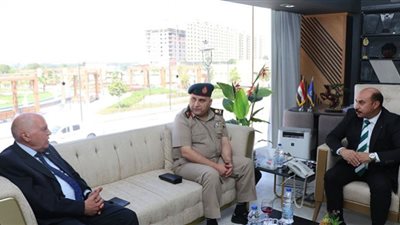 محافظ أسوان يستقبل نقيب المعلمين ويثني على دور النقابة في تنمية وعى أعضاؤها