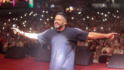 حماقي في الإسكندرية.. هدايا من الجمهور وتفاعل جماهيري لافت (صور)