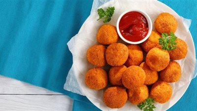 قدميها لأطفالك.. طريقة عمل كرات البطاطس باللحم