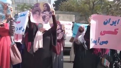 طالبان تطلق النار لتفريق تجمع لنساء دعمًا للمتظاهرات في إيران (شاهد)